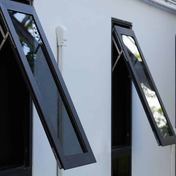 Fenêtres PVC sur mesure à Nice pour un intérieur calme