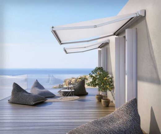 Installation&#x20;d&amp;&#x23;8217&#x3B;un&#x20;store&#x20;toile&#x20;ext&#x00E9;rieur&#x20;sur&#x20;une&#x20;terrasse&#x20;&#x00E0;&#x20;Saint-Jean-Cap-Ferrat