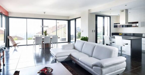 Fenêtres aluminium à Nice : grandes baies et cadres fins