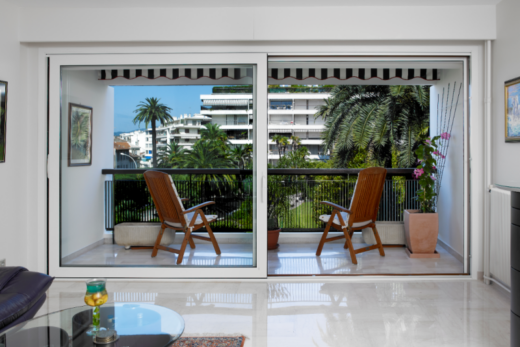 Installation de fenêtres en aluminium dans un appartement sur les hauteurs de Nice