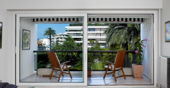 Installation de fenêtres en aluminium dans un appartement sur les hauteurs de Nice