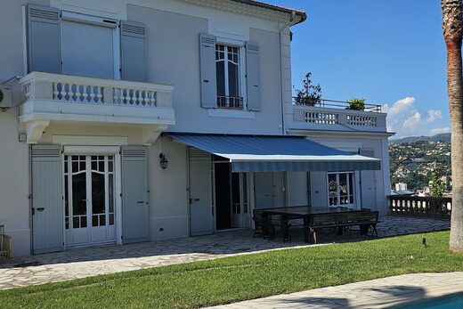 Villa blanche, auvent bleu, piscine, collines près de Nice.
