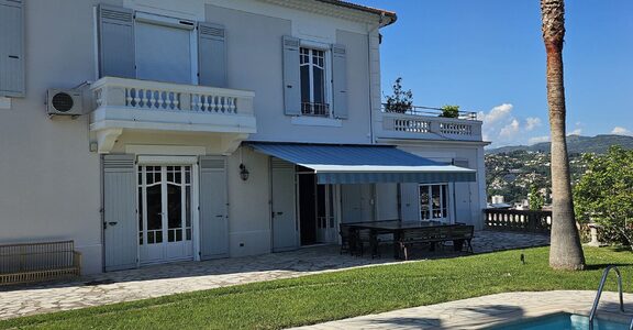 Villa blanche, auvent bleu, piscine, collines près de Nice.